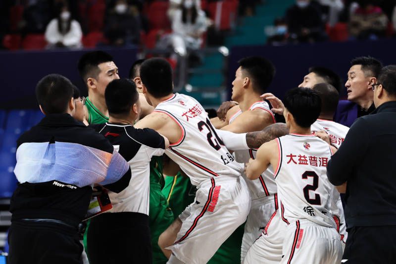 而海报之中，朱老师在众人掌声中喜笑颜开，更是对其走出颓丧人生、重拾自我的历程写照